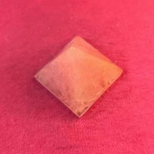 Pirámide de cuarzo cereza